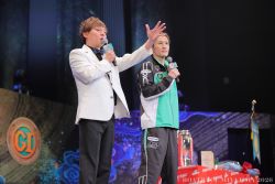 ユニフォームをすでにパッキングしてしまった白井選手 上は寺田選手、下は原田選手に借りて登場